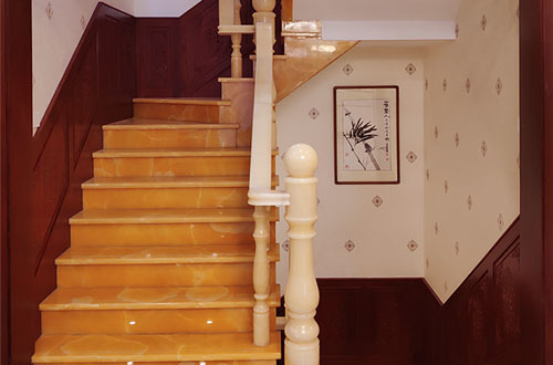 墨脱中式别墅室内汉白玉石楼梯的定制安装装饰效果